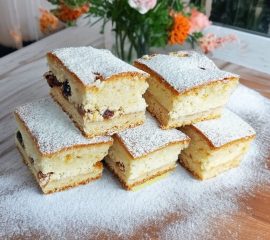 Prăjitură cu brânză și stafide