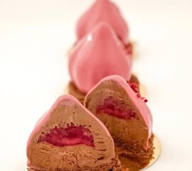 Tort monoporție cu mousse de ciocolată belgiană si inserție de vișine, în ciocolată vișinie