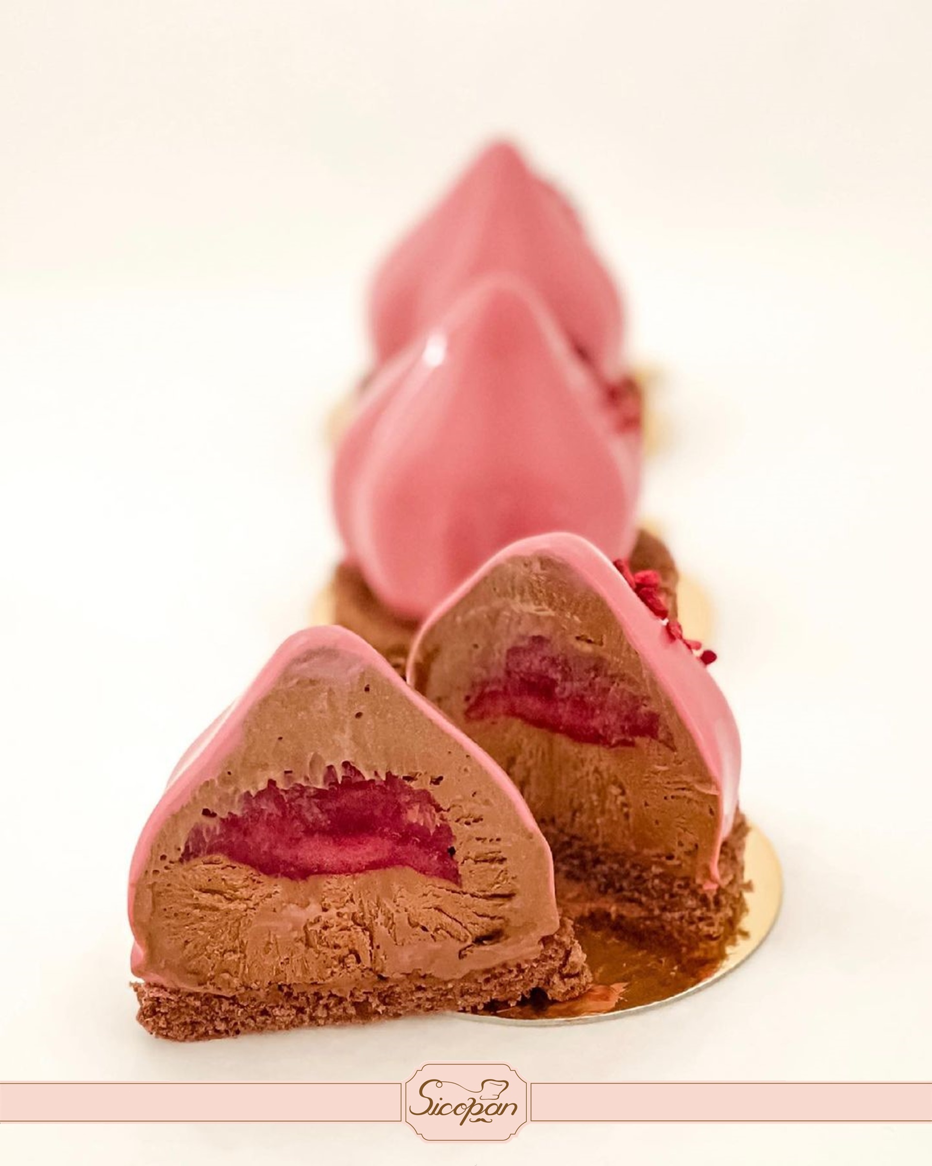 Tort monoporție cu mousse de ciocolată belgiană si inserție de vișine, în ciocolată vișinie