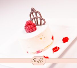 Tort monoporție cu mousse ciocolată albă cu zmeură