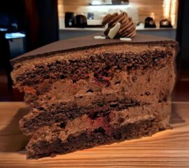 Tort de ciocolată cu fructe de pădure