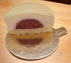 Tort monoporție cu mousse de ciocolată belgiană albă cu cocos și inserție de căpșuni