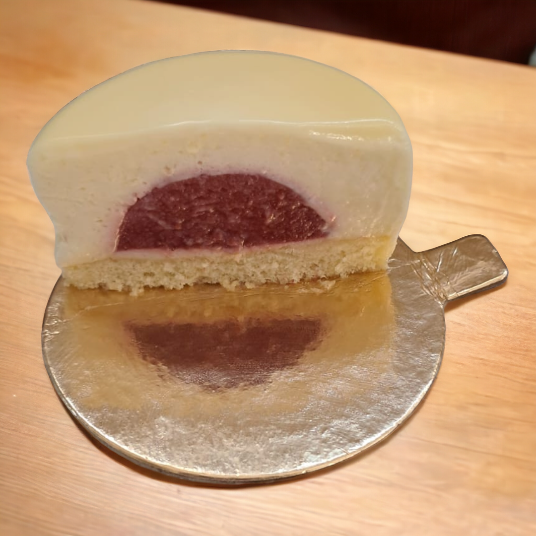 Tort monoporție cu mousse de ciocolată belgiană albă cu cocos și inserție de căpșuni